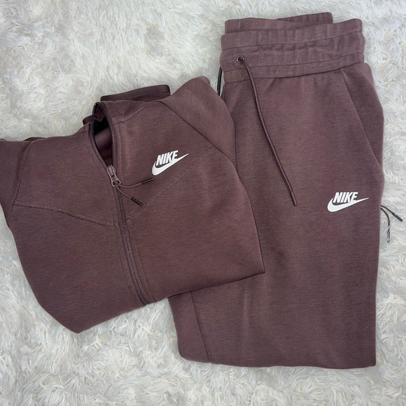Nike Women’s Brown Jogger Set - Picture 1 of 6